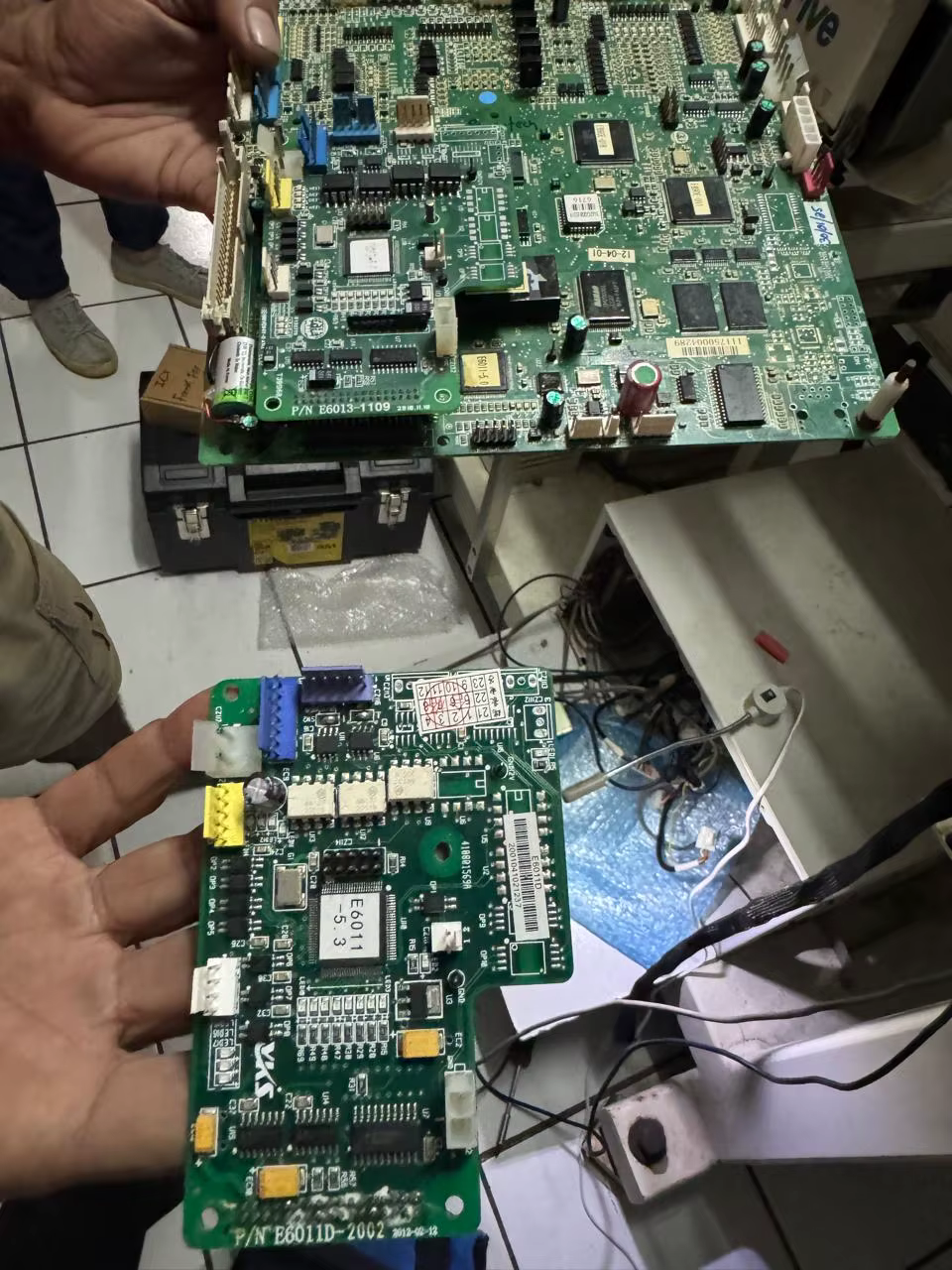 Customer photo: Does the E6011 Intelligent Rope Bead Tube Embroidery Device Board product include both the large and small boards needed for a complete assembly?